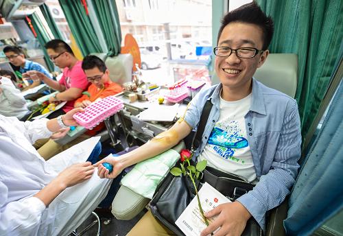 杭州举行“迎五四”青年义务献血活动 5月2日,黄永男(右一)义务献血400毫升,同时还报名愿意捐献造血干细胞。 当日,杭州西溪街道、浙江省血液中心和浙江省第二测绘院等多家单位联合发起以“弘扬五四精神 奉献青春热血”为主题的五四青年节义务献血活动。活动倡导“我健康 我献血”的理念,吸引了西溪街道辖区单位近200名青年参加义务献血,同时还有20多人主动报名愿意捐献造血干细胞。 新华社记者 徐昱 摄
