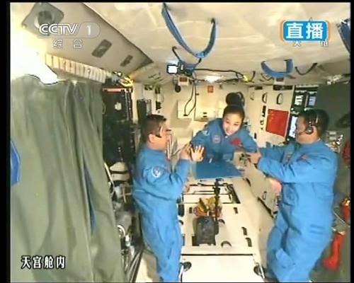 太空授课 6月20日,神舟十号航天员在天宫一号为全国青少年进行太空授课。 新华社发(视频截图)