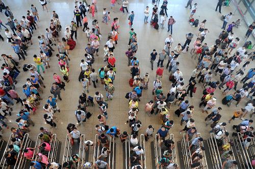 石家庄火车站迎来暑运首批学生潮 7月5日,旅客在石家庄火车站购票大厅购票。 当日,河北石家庄火车站迎来2013年暑运首批学生客流高峰,预计日发送旅客约5万人次。车站工作人员提醒广大旅客,暑期客流主要以学生流、旅游流为主,建议旅客尽量避开高峰出行。 据石家庄火车站相关负责人介绍,今年暑期石家庄火车站预计发送417.1万人,同比增长20.2%,期间石家庄站将加开31趟临客,缓解运输压力。 新华社记者 朱旭东摄