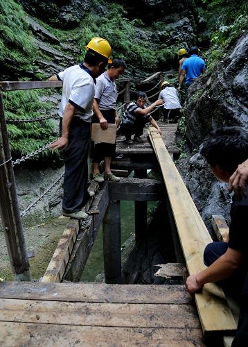 陕西金丝峡景区山体滑坡造成1人死亡18人受伤 7月21日,抢险人员在金丝峡景区内恢复道路。 当日上午11时许,陕西商南县金丝峡景区发生山体滑坡,造成1人死亡,18人受伤。据了解,发生滑坡的地点位于景区九龙潭附近,山石从近百米的高空坠下,飞散开的石块砸向众多游人。滑坡共造成1名男性游客死亡,18名游客受伤。其中,2人伤势较重,一位女性腿骨和手臂骨折,另外一名男性头皮擦伤肋骨骨折。目前,所有受伤人员都被送往金丝峡镇医院和商南县人民医院进行救治。 新华社发