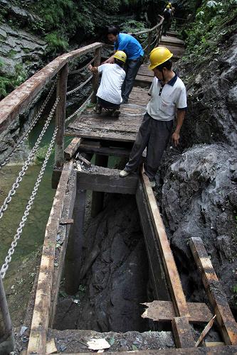 陕西金丝峡景区山体滑坡造成1人死亡18人受伤 7月21日,工人在陕西金丝峡景区抢修栈道。 当日11时许,陕西商南县金丝峡景区九龙潭附近发生山体滑坡事故,山石从近百米的高空坠下,飞散开的石块砸向众多游人。滑坡共造成1名男性游客死亡,18名游客受伤。目前,所有受伤人员都被送往金丝峡镇医院和商南县人民医院进行救治。 新华社发