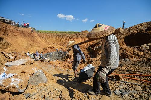 湖南:抗旱自救保生产 8月8日,两名村民在搬运砌井用的石头。 湖南省双峰县印塘镇吴湾村地处衡邵干旱走廊,受今年持续高温干旱影响,农作物大面积受灾减产,村里的池塘、水井渐渐干枯。面对旱情,吴湾村龙桥组的村民自发组织起来,在一个长40米、宽20米、深23米的坑里挖出一口直径达5米的抗旱“大井”。7月24日,水井终于出水。现今,村民每日用水泵将井水抽出,供300人生活用水、200亩农田用水。据悉,这口“大井”全部完工预计耗资30余万元。 新华社记者 白禹 摄