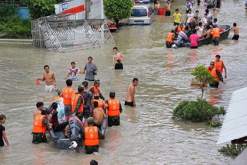 广东普宁洪涝灾害已致8人死亡 8月18日,在广东普宁市,救灾人员在转移受困群众。 8月16日晚至18日特大暴雨引发的洪涝灾害致使广东普宁25个乡镇(农场、街道)受灾,死亡人数已达8人。 截至18日晚,揭阳、普宁二级消防部门共出动6艘冲锋舟和10艘橡皮艇转移受灾群众,当地部队官兵、公安干警、民兵应急队近2000人次及市、镇、村干部群众10000多人投入到救灾抢险工作,目前已转移受洪水围困群众超过10万人。 新华社发(卢伟锐摄)