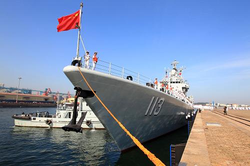 我海军舰艇编队出访美国、澳大利亚、新西兰三国 青岛舰是我国国产第二代导弹驱逐舰,舰长144米,舰宽15.6米,满载排水量4800吨,具有较强的对海、对空、反潜和信息化攻防作战能力(8月19日摄)。青岛舰先后出色完成40余项重大任务,曾出访世界21国24港,并圆满完成人民海军首次环球航行,被誉为“外交明星舰”。 当日,由海军北海舰队导弹驱逐舰青岛舰、导弹护卫舰临沂舰和综合补给舰洪泽湖舰组成的舰艇编队,在编队指挥员、北海舰队参谋长魏钢少将率领下,从青岛某军港启航,踏上了访问美国、澳大利亚、新西兰三国的航程。 出访期间,编队将参加中美海军海上联合搜救演习,演习将在夏威夷附近海域进行,中美海军将互派演习联络官和观察员;在澳大利亚访问期间,青岛舰将在杰维斯湾参加由13个国家舰艇参演的东盟防长扩大会“海上安全”专家组实兵演习,以及澳大利亚“军舰进驻悉尼港100周年”国际舰队检阅;之后,编队将访问新西兰的奥克兰港。 出访编队携带直升机1架,随舰出访官兵680余人,出访总航程将达16000余海里。 新华社记者 查春明 摄