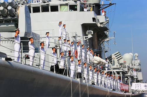 我海军舰艇编队出访美国、澳大利亚、新西兰三国 8月20日,即将出征的导弹驱逐舰青岛舰官兵在甲板上分区列队。 当日,由海军北海舰队导弹驱逐舰青岛舰、导弹护卫舰临沂舰和综合补给舰洪泽湖舰组成的舰艇编队,在编队指挥员、北海舰队参谋长魏钢少将率领下,从青岛某军港启航,踏上了访问美国、澳大利亚、新西兰三国的航程。 出访期间,编队将参加中美海军海上联合搜救演习,演习将在夏威夷附近海域进行,中美海军将互派演习联络官和观察员;在澳大利亚访问期间,青岛舰将在杰维斯湾参加由13个国家舰艇参演的东盟防长扩大会“海上安全”专家组实兵演习,以及澳大利亚“军舰进驻悉尼港100周年”国际舰队检阅;之后,编队将访问新西兰的奥克兰港。 出访编队携带直升机1架,随舰出访官兵680余人,出访总航程将达16000余海里。 新华社记者 查春明 摄