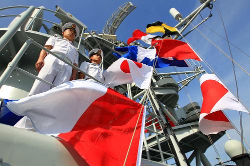 我海军舰艇编队出访美国、澳大利亚、新西兰三国 8月20日,导弹驱逐舰青岛舰悬挂代满旗。 当日,由海军北海舰队导弹驱逐舰青岛舰、导弹护卫舰临沂舰和综合补给舰洪泽湖舰组成的舰艇编队,在编队指挥员、北海舰队参谋长魏钢少将率领下,从青岛某军港启航,踏上了访问美国、澳大利亚、新西兰三国的航程。 出访期间,编队将参加中美海军海上联合搜救演习,演习将在夏威夷附近海域进行,中美海军将互派演习联络官和观察员;在澳大利亚访问期间,青岛舰将在杰维斯湾参加由13个国家舰艇参演的东盟防长扩大会“海上安全”专家组实兵演习,以及澳大利亚“军舰进驻悉尼港100周年”国际舰队检阅;之后,编队将访问新西兰的奥克兰港。 出访编队携带直升机1架,随舰出访官兵680余人,出访总航程将达16000余海里。 新华社记者 查春明 摄