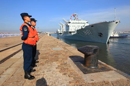 我海军舰艇编队出访美国、澳大利亚、新西兰三国 8月20日,综合补给舰洪泽湖舰驶离青岛港码头。 当日,由海军北海舰队导弹驱逐舰青岛舰、导弹护卫舰临沂舰和综合补给舰洪泽湖舰组成的舰艇编队,在编队指挥员、北海舰队参谋长魏钢少将率领下,从青岛某军港启航,踏上了访问美国、澳大利亚、新西兰三国的航程。 出访期间,编队将参加中美海军海上联合搜救演习,演习将在夏威夷附近海域进行,中美海军将互派演习联络官和观察员;在澳大利亚访问期间,青岛舰将在杰维斯湾参加由13个国家舰艇参演的东盟防长扩大会“海上安全”专家组实兵演习,以及澳大利亚“军舰进驻悉尼港100周年”国际舰队检阅;之后,编队将访问新西兰的奥克兰港。 出访编队携带直升机1架,随舰出访官兵680余人,出访总航程将达16000余海里。 新华社记者 查春明 摄