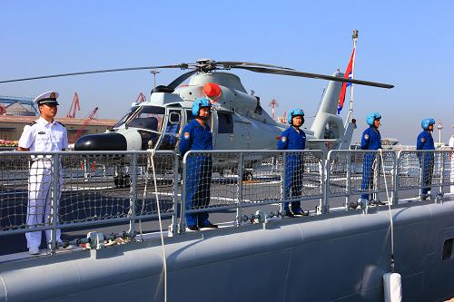 我海军舰艇编队出访美国、澳大利亚、新西兰三国 8月20日,参加出访任务的海军航空兵舰载直升机和机组人员。 当日,由海军北海舰队导弹驱逐舰青岛舰、导弹护卫舰临沂舰和综合补给舰洪泽湖舰组成的舰艇编队,在编队指挥员、北海舰队参谋长魏钢少将率领下,从青岛某军港启航,踏上了访问美国、澳大利亚、新西兰三国的航程。 出访期间,编队将参加中美海军海上联合搜救演习,演习将在夏威夷附近海域进行,中美海军将互派演习联络官和观察员;在澳大利亚访问期间,青岛舰将在杰维斯湾参加由13个国家舰艇参演的东盟防长扩大会“海上安全”专家组实兵演习,以及澳大利亚“军舰进驻悉尼港100周年”国际舰队检阅;之后,编队将访问新西兰的奥克兰港。 出访编队携带直升机1架,随舰出访官兵680余人,出访总航程将达16000余海里。 新华社记者 查春明 摄