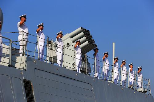 我海军舰艇编队出访美国、澳大利亚、新西兰三国 8月20日,即将出征的导弹护卫舰临沂舰官兵在甲板上整齐分区列队。 当日,由海军北海舰队导弹驱逐舰青岛舰、导弹护卫舰临沂舰和综合补给舰洪泽湖舰组成的舰艇编队,在编队指挥员、北海舰队参谋长魏钢少将率领下,从青岛某军港启航,踏上了访问美国、澳大利亚、新西兰三国的航程。 出访期间,编队将参加中美海军海上联合搜救演习,演习将在夏威夷附近海域进行,中美海军将互派演习联络官和观察员;在澳大利亚访问期间,青岛舰将在杰维斯湾参加由13个国家舰艇参演的东盟防长扩大会“海上安全”专家组实兵演习,以及澳大利亚“军舰进驻悉尼港100周年”国际舰队检阅;之后,编队将访问新西兰的奥克兰港。 出访编队携带直升机1架,随舰出访官兵680余人,出访总航程将达16000余海里。 新华社记者 查春明 摄