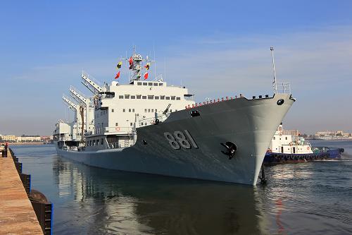 我海军舰艇编队出访美国、澳大利亚、新西兰三国 洪泽湖舰是大型远洋综合补给舰,舰长168米,舰宽21米,满载排水量20000余吨,主要担负舰艇编队燃油、淡水、食品伴随补给保障任务,可在复杂海况下进行立体补给,是名副其实的“大洋浮动基地”(8月19日摄)。洪泽湖舰服役以来,曾先后出访世界25个国家28个港口。 当日,由海军北海舰队导弹驱逐舰青岛舰、导弹护卫舰临沂舰和综合补给舰洪泽湖舰组成的舰艇编队,在编队指挥员、北海舰队参谋长魏钢少将率领下,从青岛某军港启航,踏上了访问美国、澳大利亚、新西兰三国的航程。 出访期间,编队将参加中美海军海上联合搜救演习,演习将在夏威夷附近海域进行,中美海军将互派演习联络官和观察员;在澳大利亚访问期间,青岛舰将在杰维斯湾参加由13个国家舰艇参演的东盟防长扩大会“海上安全”专家组实兵演习,以及澳大利亚“军舰进驻悉尼港100周年”国际舰队检阅;之后,编队将访问新西兰的奥克兰港。 出访编队携带直升机1架,随舰出访官兵680余人,出访总航程将达16000余海里。 新华社记者 查春明 摄
