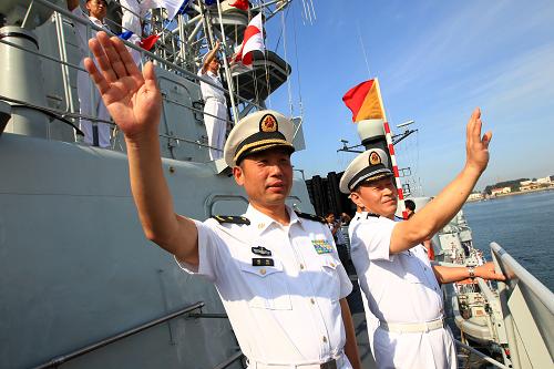 我海军舰艇编队出访美国、澳大利亚、新西兰三国 8月20日,编队指挥员、北海舰队参谋长魏钢少将(左)、编队政委吴海岩大校(右)向欢送人群挥手致意。 当日,由海军北海舰队导弹驱逐舰青岛舰、导弹护卫舰临沂舰和综合补给舰洪泽湖舰组成的舰艇编队,在编队指挥员、北海舰队参谋长魏钢少将率领下,从青岛某军港启航,踏上了访问美国、澳大利亚、新西兰三国的航程。 出访期间,编队将参加中美海军海上联合搜救演习,演习将在夏威夷附近海域进行,中美海军将互派演习联络官和观察员;在澳大利亚访问期间,青岛舰将在杰维斯湾参加由13个国家舰艇参演的东盟防长扩大会“海上安全”专家组实兵演习,以及澳大利亚“军舰进驻悉尼港100周年”国际舰队检阅;之后,编队将访问新西兰的奥克兰港。 出访编队携带直升机1架,随舰出访官兵680余人,出访总航程将达16000余海里。 新华社记者 查春明 摄