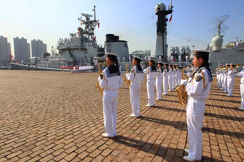 我海军舰艇编队出访美国、澳大利亚、新西兰三国 8月20日,海军在青岛某军港举行隆重欢送仪式。 当日,由海军北海舰队导弹驱逐舰青岛舰、导弹护卫舰临沂舰和综合补给舰洪泽湖舰组成的舰艇编队,在编队指挥员、北海舰队参谋长魏钢少将率领下,从青岛某军港启航,踏上了访问美国、澳大利亚、新西兰三国的航程。 出访期间,编队将参加中美海军海上联合搜救演习,演习将在夏威夷附近海域进行,中美海军将互派演习联络官和观察员;在澳大利亚访问期间,青岛舰将在杰维斯湾参加由13个国家舰艇参演的东盟防长扩大会“海上安全”专家组实兵演习,以及澳大利亚“军舰进驻悉尼港100周年”国际舰队检阅;之后,编队将访问新西兰的奥克兰港。 出访编队携带直升机1架,随舰出访官兵680余人,出访总航程将达16000余海里。 新华社记者 查春明 摄