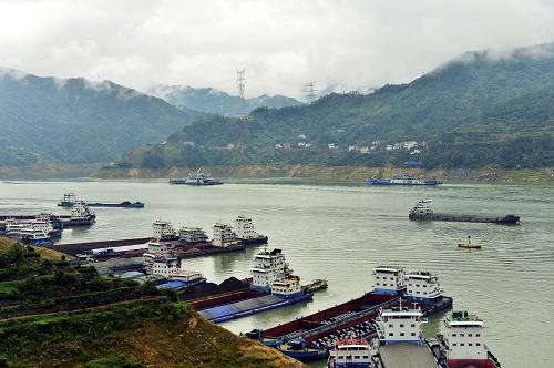 三峡枢纽新一轮175米试验性蓄水正式启动 9月10日,船舶停靠在三峡大坝上游湖北省宜昌市秭归县沙湾锚地等待过闸。 当日,三峡水利枢纽正式启动新一轮175米试验性蓄水。未来两个月,三峡水库水位将上涨近20米,并有望于10月底或11月涨至175米正常蓄水位。 三峡枢纽为长江关键性骨干枢纽,其蓄水是一项复杂的系统工程。2008年启动175米试验性蓄水以来,三峡枢纽已于2010、2011、2012连续3年成功蓄水至175米。 新华社发(郑家裕 摄)