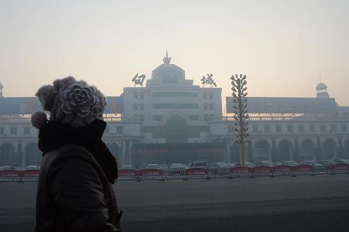 吉林遭遇雾霾天气 12月17日,吉林白城市民戴口罩出行。 12月16日18时,吉林省气象台发布霾黄色预警。从17日清晨开始,长春、四平地区东部、辽源、吉林地区西部出现雾霾天气。受雾霾影响,17日8时长春市的空气质量指数(AQI)为305,属严重污染。 新华社记者林宏摄