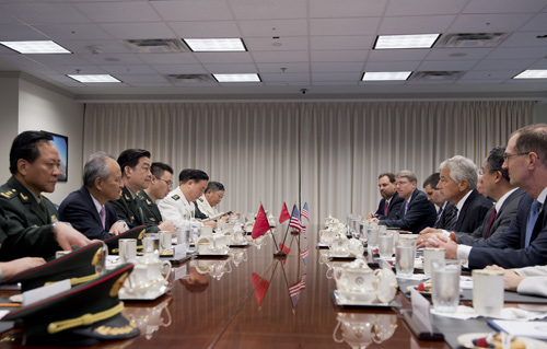 8月19日,正在美国进行正式友好访问的中国国务委员兼国防部长常万全(左三)与美国国防部长哈格尔(右三)在华盛顿五角大楼举行会谈。新华社记者 张军 摄
