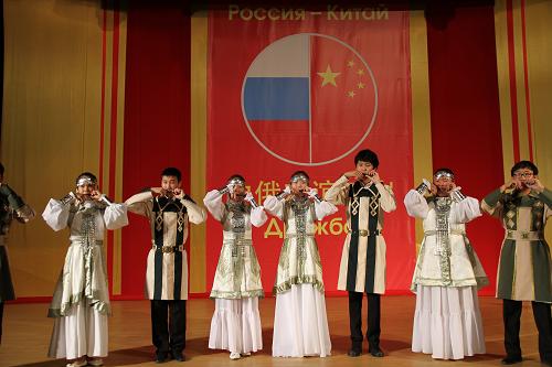 7月28日,来自俄罗斯符拉迪沃斯托克市的青年学生在欢迎仪式上表演传统的俄罗斯民族歌舞。新华社记者 吕国栋 摄