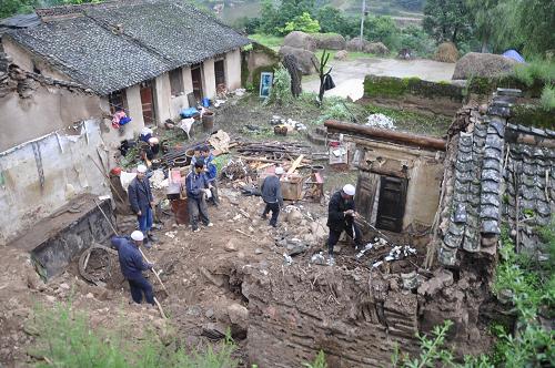 7月28日,甘肃省天水市张家川回族自治县川王乡海湾村的村民在开展自救。新华社发(窦苗苗 摄)