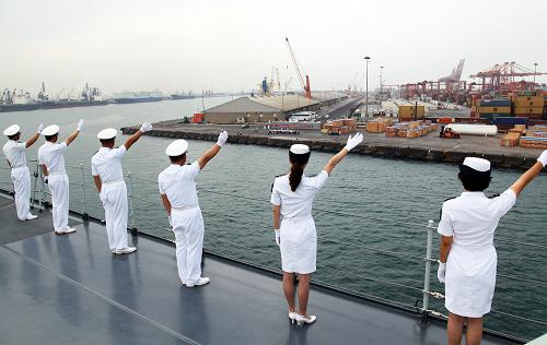 9月5日,在沙特吉达港,井冈山舰随舰官兵向前来迎接的中方人员挥手致意。新华社记者 梁舜 摄