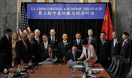 5月10日,在美国首都华盛顿,中国国家主席胡锦涛特别代表、中国国务院副总理王岐山和美国总统奥巴马特别代表、美国财政部长盖特纳在签约仪式上签字。新华社记者 王丰丰 摄