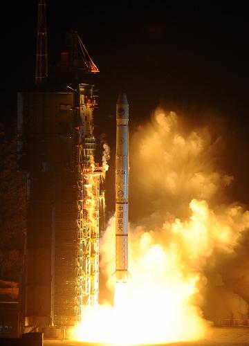 12月2日,载有北斗导航卫星的长征三号甲运载火箭在我国西昌卫星发射中心点火升空。当日5时7分,我国在西昌卫星发射中心用长征三号甲运载火箭,成功将第十颗北斗导航卫星送入太空预定转移轨道。这是北斗导航系统组网的第五颗倾斜地球同步轨道卫星。这次成功发射,标志着我国北斗区域卫星导航系统建设又迈出了重要一步。这次发射的卫星和火箭分别由中国航天科技集团公司所属中国空间技术研究院和中国运载火箭技术研究院研制。这是长征系列运载火箭的第153次飞行。新华社记者 燕雁 摄