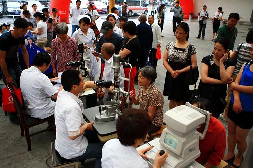 6月6日,合肥市第三医院医护人员为市民进行白内障筛查。新华社记者 徐子鉴 摄