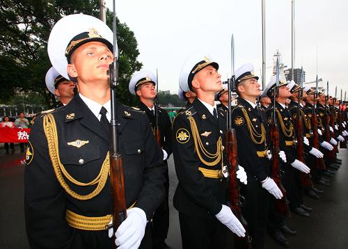 7月29日,俄罗斯海军太平洋舰队在符拉迪沃斯托克港码头举行欢迎仪式。新华社记者 查春明 摄