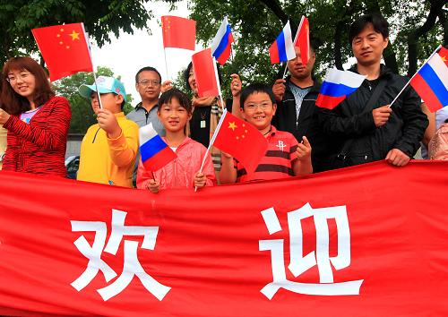 7月29日,华人华侨代表在俄罗斯符拉迪沃斯托克港码头欢迎祖国军舰来访。新华社记者 查春明 摄