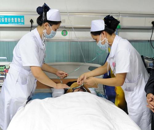 8月27日,经过不懈救援,黑龙江七台河矿难的3名被困矿工获救,安全升井。目前被送至七台河市人民医院进行救治。新华社记者 王松 摄