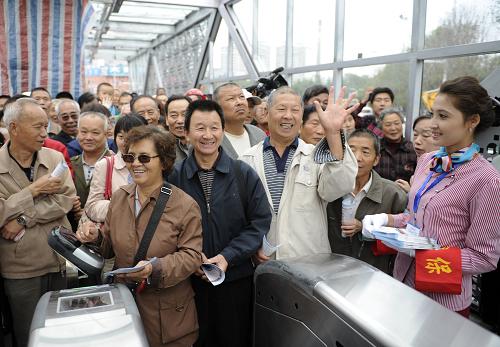 8月28日,市民在站台等待登上BRT快速公交车。新华社记者 王菲 摄