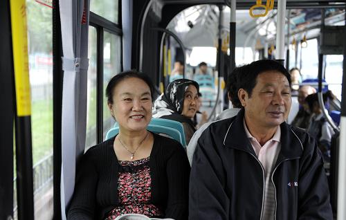 8月28日,市民乘坐BRT快速公交车。新华社记者 王菲 摄