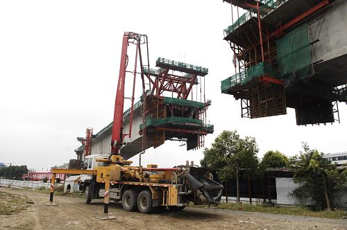施工中的宁启铁路复线电化改造工程海安特大桥工地桥横梁(9月20日摄)。宁启铁路(江苏南京至启东)复线电气化工程南通段路基主体目前已基本成型,墩台身完成95%,大、中、小桥、涵洞除规划道路预留通道部分,基本完成。今年年底将进入铺轨作业阶段。宁启铁路复线电气化工程全长268.3公里,总投资130.7亿元,工程主体是增建二线并对既有线进行电气化和提速改造。工程建成后可大幅提高区域运输能力,南京至南通运行时间从原来的3小时50分缩短至1小时50分。新华社发(沈鹏 摄)