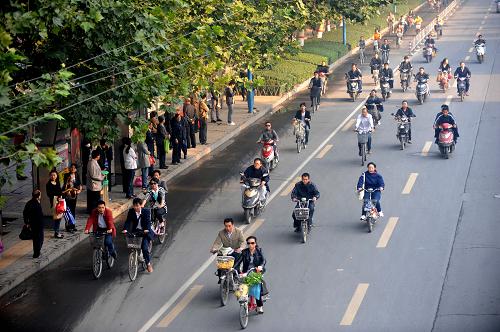 9月22日,许多郑州市民骑自行车或电动车出行。当日是“中国城市无车日”,众多郑州市民放弃驾车一天,选择步行或者骑车出行,倡导绿色、健康的出行方式。新华社记者 朱祥 摄