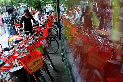 9月22日,市民在杭州市主城区一个公共自行车服务点借、还公共自行车。当日是“中国城市无车日”,众多杭州市民选择公共自行车出行。2008年5月1日,杭州公共自行车租赁系统开始运行,目前全市建立了2411个服务点,投放6.06万辆公共自行车。新华社记者 韩传号 摄