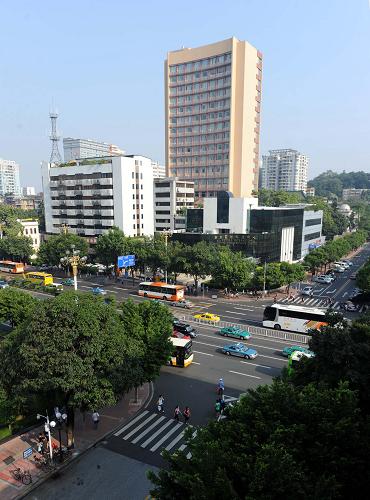 9月22日,广州市主干道东风路交通早高峰时段车流量较往常明显减少。当日是“中国城市无车日”,广州市政府要求全市机关事业单位只留一成公务车辆应急,其余全部封存。新华社记者 刘大伟 摄