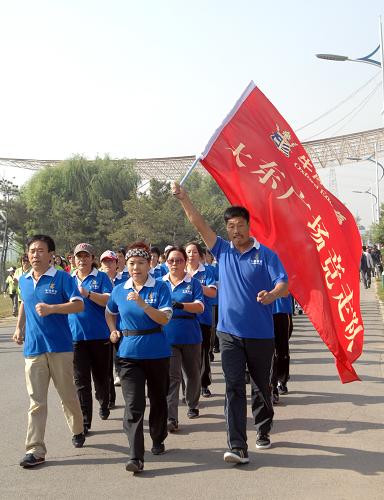 9月22日,人们在参加万人健步行活动。当日是“中国城市无车日”,沈阳市在五里河公园举办万人健步行活动,来自沈阳市各个路跑协会、俱乐部等的近万人参加。新华社记者 杨青 摄