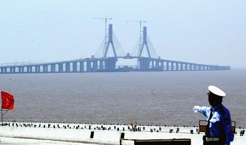 2005年5月25日,我国第一座长距离跨海大桥——全长32.5公里的东海大桥实现全线贯通。2002年6月26日开工建设的东海大桥,起始于上海南汇区芦潮港,北与沪芦高速公路相连,南跨杭州湾北部海域,直达浙江嵊泗县小洋山岛,是上海国际航运中心洋山深水港工程的一个组成部分。新华社发(资料照片)