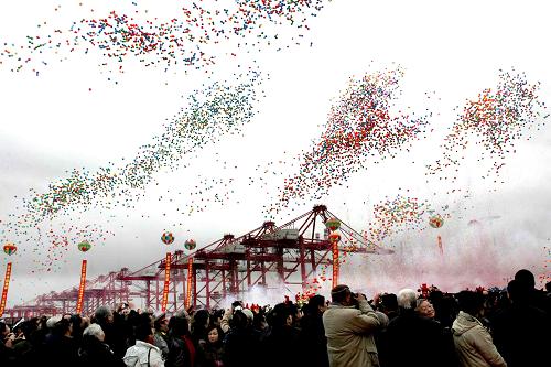 2005年12月10日,上海国际航运中心洋山深水港区开港仪式举行。新华社发(资料照片)
