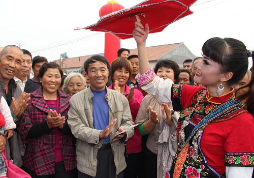 10月12日,在山东博兴县店子镇耿郭村,戏剧演员和当地农民进行互动交流,指导他们学习戏曲动作。当日,第八届中国滨州·博兴小戏艺术节活动进行到第4天,山东博兴县店子镇耿郭村的农民群众迎来了当天4场小戏剧目的展演评比。“小戏艺术节”以弘扬戏曲文化为宗旨,每年举办一届。今年,来自全国各地的23个剧团参加艺术节活动,演出包括花鼓戏、花灯戏、柳琴戏、沪剧、粤剧、坠子戏、梆子戏等17个剧种的23个剧目。新华社发(陈彬 摄)