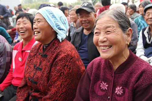 10月12日,在山东博兴县店子镇耿郭村,农民群众高兴地观赏“小戏比赛”。 新华社发(陈彬 摄)