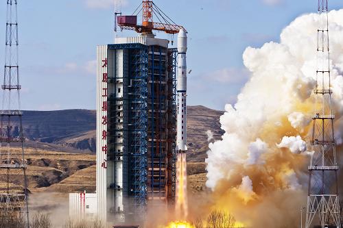 11月9日11时21分,载有“遥感卫星十二号”卫星和“天巡一号”卫星的“长征四号乙”运载火箭从太原卫星发射中心点火升空。当日,我国在太原卫星发射中心用“长征四号乙”运载火箭,成功将“遥感卫星十二号”送入太空。同时,成功搭载发射了“天巡一号”卫星。“遥感卫星十二号”由中国航天科技集团公司空间技术研究院负责研制生产,主要用于科学试验、国土资源普查、农作物估产及防灾减灾等领域。搭载的“天巡一号”卫星由南京航空航天大学研制,主要用于技术验证实验。“长征四号乙”运载火箭由中国航天科技集团公司所属的上海航天技术研究院研制,此次发射是长征系列运载火箭的第150次飞行。新华社记者 刘彬 摄