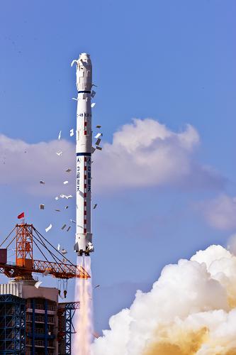 11月9日11时21分,载有“遥感卫星十二号”卫星和“天巡一号”卫星的“长征四号乙”运载火箭从太原卫星发射中心点火升空。新华社记者刘彬摄