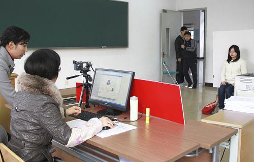 11月10日,在2012年全国硕士研究生统一入学考试江苏大学报考点,报名考生进行图像信息采集。新华社发(杨雨 摄)