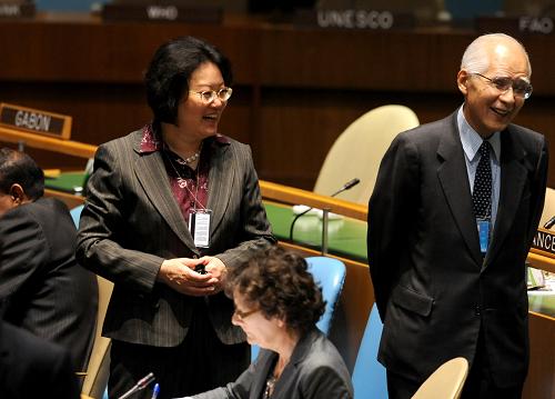 11月10日,在纽约联合国总部联大会议厅,薛捍勤(左)在选举间隙和与会代表交谈。新华社记者 申宏 摄