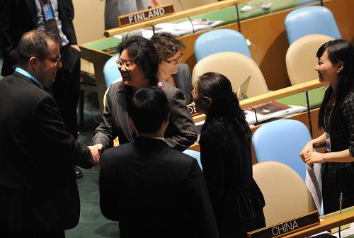 11月10日,在纽约联合国总部联大会议厅,薛捍勤(左二)在连任后接受与会代表祝贺。新华社记者 申宏 摄