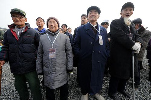 12月13日,南京大屠杀幸存者代表参加集会。新华社记者 韩瑜庆 摄