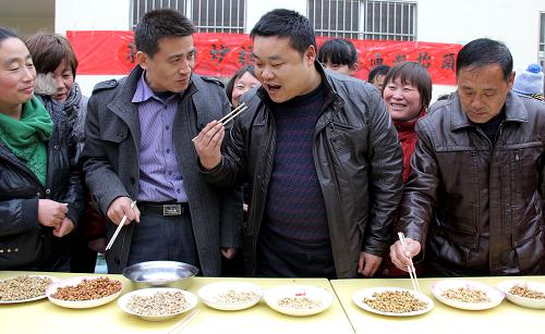 2月22日,在枣庄市市中区光明路街道东垎村,评委们在品尝评比参赛村民炒的料豆。新华社发(吉喆 摄)