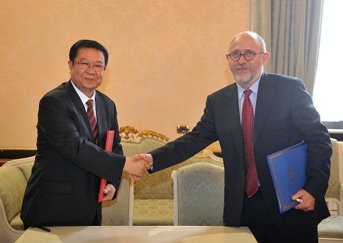 4月24日,中国教育部副部长刘利民(左)在罗马会见意大利教育、大学与研究部副部长多利亚,就中意教育交流与合作交换意见,并共同签署《中华人民共和国教育部与意大利共和国外交部关于开展教育合作的执行计划(2012-2015年)》。该执行计划是两国教育领域的第一个专项合作协议,内容包括:鼓励两国高等教育机构在教育和科研领域开展合作与交流;在本国各层次的教育机构中推动对方国家语言的教学;支持在中等及职业教育领域的交流;相互提供政府奖学金以鼓励两国人员交流;加强教育专家和教育信息交流等。 新华社记者 王庆钦 摄