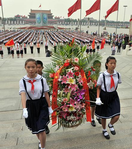 6月1日,少先队员为人民英雄纪念碑敬献花篮。当日是“六一”国际儿童节,北京千名小学生在庄严的天安门广场,举行“红领巾心向党”集体入队仪式,用这种有意义的方式欢度自己的节日。新华社记者 李文 摄