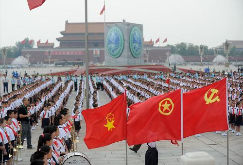 6月1日,少先队员们在人民英雄纪念碑前肃穆站立。新华社记者 罗晓光 摄