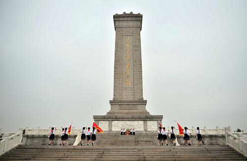 6月1日,少先队员走向人民英雄纪念碑。新华社记者 李文 摄